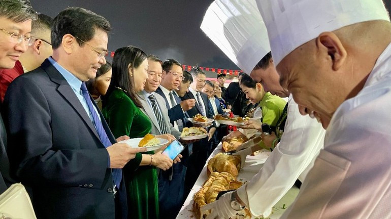 Funcionarios de Ninh Binh visita un stand.