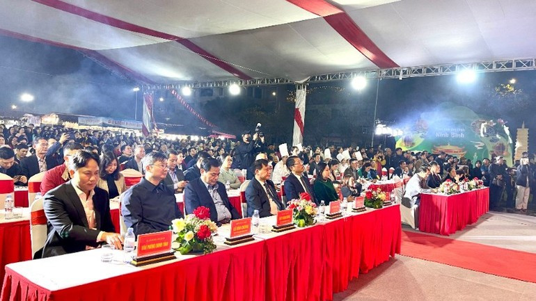 Asistentes al acto inaugural del Festival de Gastronomía y Turismo de Ninh Binh 2025.