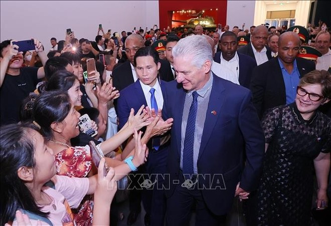 El presidente de Cuba, Miguel Díaz-Canel Bermúdez, y su esposa conversan con el público en el Museo de Historia Militar de Vietnam. Foto: VNA El presidente de Cuba, Miguel Díaz-Canel Bermúdez, y su esposa conversan con el público en el Museo de Historia Militar de Vietnam. Foto: VNA