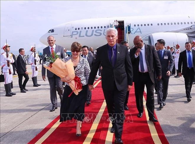 El primer secretario del Comité Central del Partido Comunista y presidente de Cuba, Miguel Díaz-Canel Bermúdez, y su esposa inician su visita de Estado a Vietnam. (Fuente: VNA) El primer secretario del Comité Central del Partido Comunista y presidente de Cuba, Miguel Díaz-Canel Bermúdez, y su esposa inician su visita de Estado a Vietnam. (Fuente: VNA)