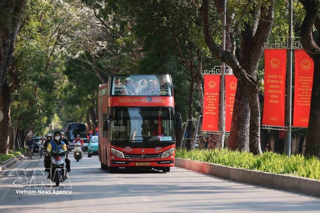 Pancartas y lemas electorales colocados a lo largo de una calle de Hanói (Foto: VNA)