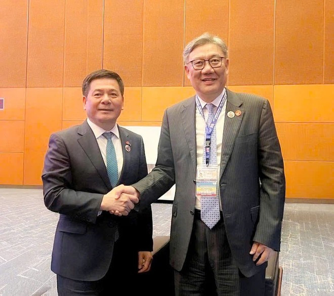 El ministro de Industria y Comercio de Vietnam, Nguyen Hong Dien, y el ministro de Comercio de China, Wang Wentao, (Fuente: VNA) El ministro de Industria y Comercio de Vietnam, Nguyen Hong Dien, y el ministro de Comercio de China, Wang Wentao, (Fuente: VNA)