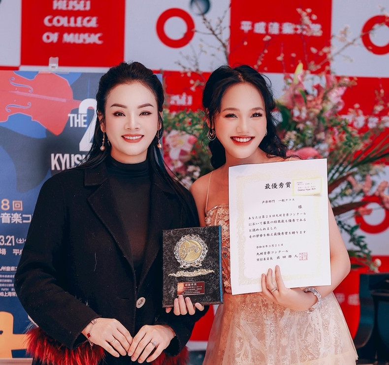 La profesora Tan Nhan, jefa del Departamento de Canto de la Academia Nacional de Música de Vietnam (a la izquierda) y su estudiante Duong Ngoc Anh.