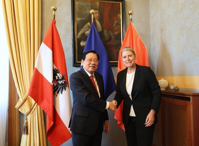 Phan Dinh Trac, miembro del Buró Político, secretario del Comité Central del PCV y jefe de su Comisión de Asuntos Internos, y Eva Marek, vicepresidenta del Tribunal Supremo de Austria. (Foto: VNA) Phan Dinh Trac, miembro del Buró Político, secretario del Comité Central del PCV y jefe de su Comisión de Asuntos Internos, y Eva Marek, vicepresidenta del Tribunal Supremo de Austria. (Foto: VNA)