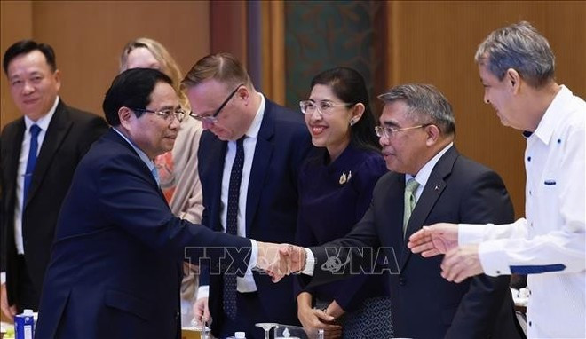 El premier Pham Minh Chinh con los delegados internacionales en el acto de anuncio de la creación del Comité Nacional de APEC 2017 (Fuente: VNA) El premier Pham Minh Chinh con los delegados internacionales en el acto de anuncio de la creación del Comité Nacional de APEC 2017 (Fuente: VNA)