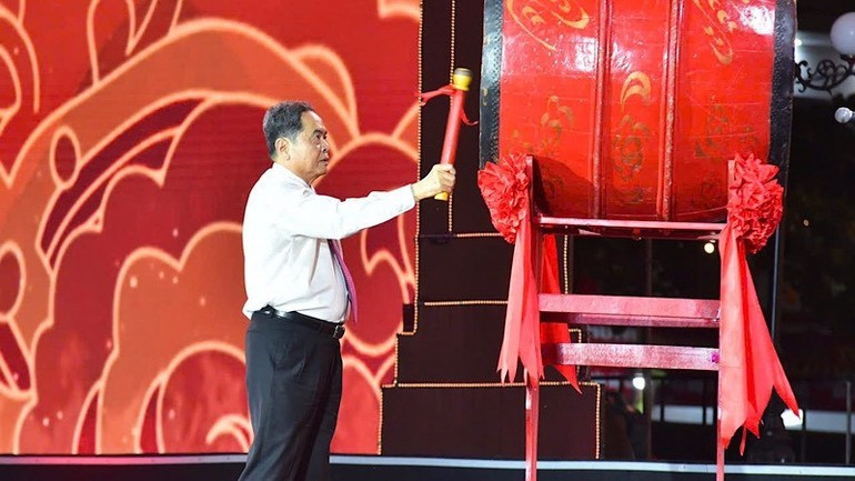El presidente de la Asamblea Nacional de Vietnam, Tran Thanh Man, toca el tambor para inaugurar el Festival de Otoño Con Son-Kiep Bac. El presidente de la Asamblea Nacional de Vietnam, Tran Thanh Man, toca el tambor para inaugurar el Festival de Otoño Con Son-Kiep Bac.