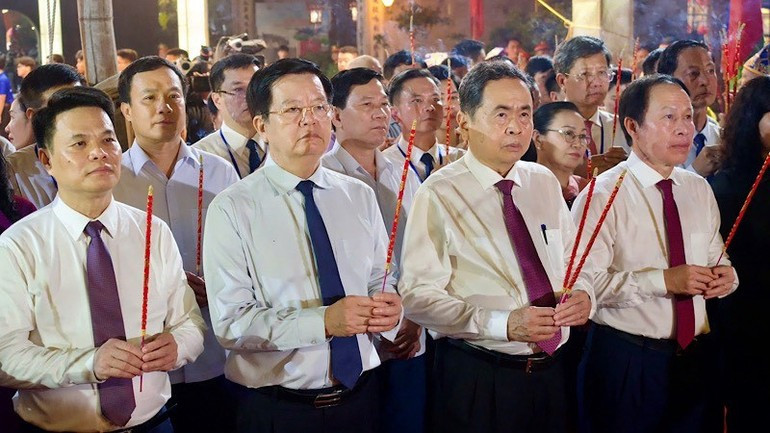 El presidente de la Asamblea Nacional de Vietnam, Tran Thanh Man, y los delegados ofrecen incienso en memoria de Tran Hung Dao. El presidente de la Asamblea Nacional de Vietnam, Tran Thanh Man, y los delegados ofrecen incienso en memoria de Tran Hung Dao.