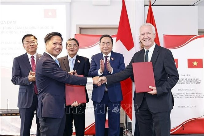 El presidente de la Asamblea Nacional, Tran Thanh Man, presencia la ceremonia de firma del memorando de entendimiento sobre cooperación en el desarrollo de un centro financiero internacional (Fuente: VNA) El presidente de la Asamblea Nacional, Tran Thanh Man, presencia la ceremonia de firma del memorando de entendimiento sobre cooperación en el desarrollo de un centro financiero internacional (Fuente: VNA)