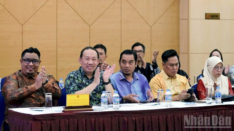 Miembros de la Asociación de Turismo y Viajes de Malasia asisten al programa.