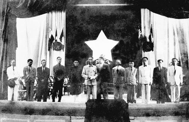 El Gobierno de Coalición de Resistencia se presenta y presta juramento ante la Asamblea Nacional en el Teatro de la Ópera de Hanói, el 2 de marzo de 1946.