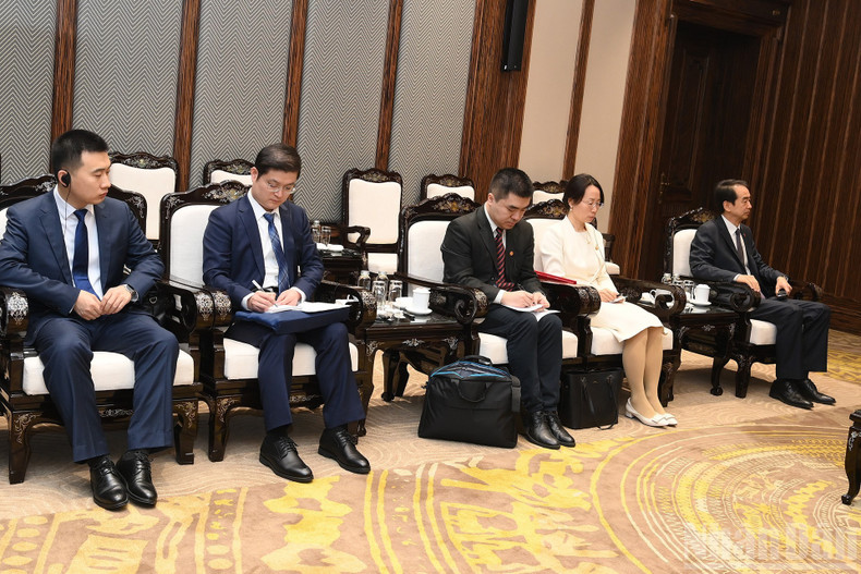 Miembros de la delegación china intervienen en la cita.