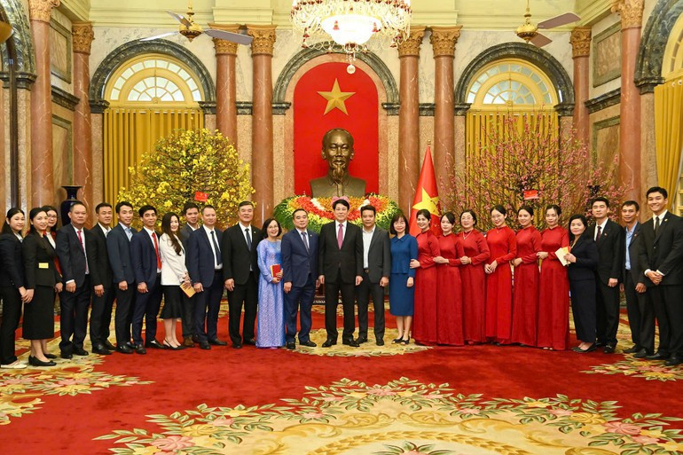 El presidente de Vietnam, Luong Cuong, y los trabajadores de la Oficina Presidencial.