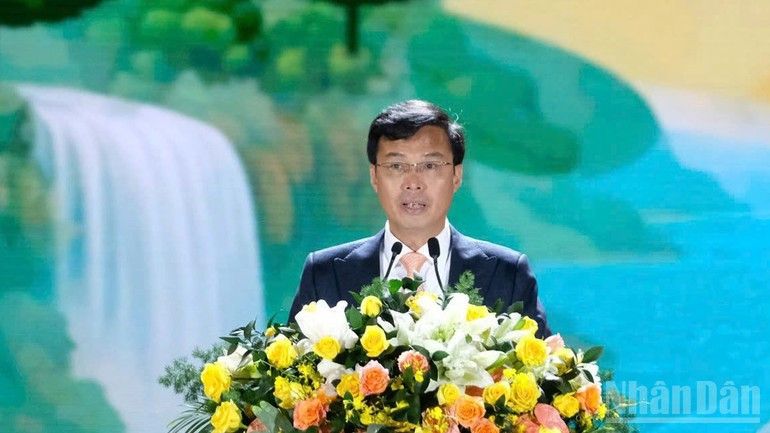 El vicepresidente del Comité Popular de la provincia, Dinh Van Tuan, habla en el evento. El vicepresidente del Comité Popular de la provincia, Dinh Van Tuan, habla en el evento.