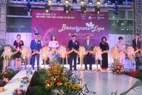 Los delegados cortan la cinta inaugural. (Fotografía: daidoanket.vn)