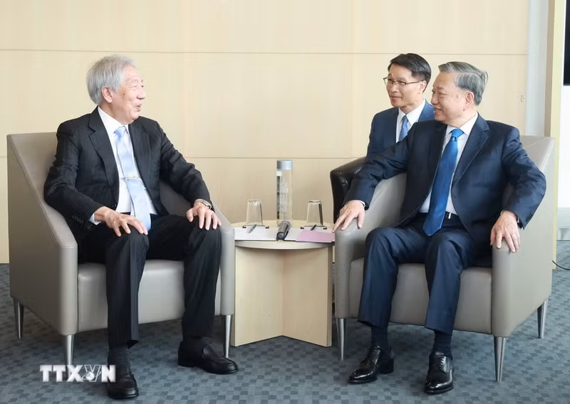 El secretario general del PCV, To Lam (derecha), y el ministro superior y ministro coordinador de Seguridad Nacional de Singapur, Teo Chee Hean, en el evento. (Foto: VNA)