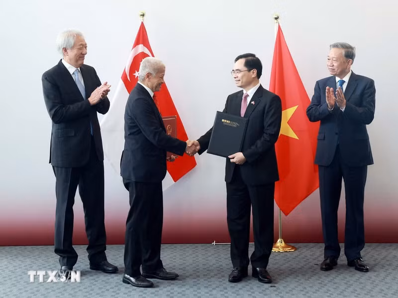 El secretario general del PCV, To Lam, presencia la ceremonia de firma de un acuerdo de cooperación entre la Academia Nacional de Administración Pública Ho Chi Minh y la Escuela de Políticas Públicas Lee Kuan Yew de la Universidad Nacional de Singapur. (Foto:VNA)