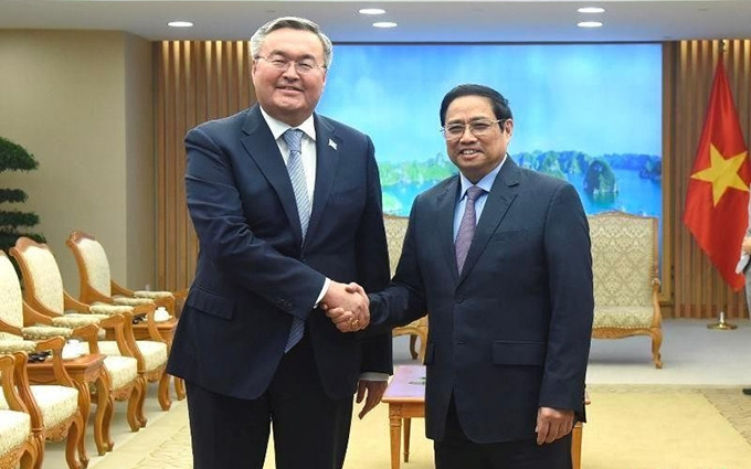 El primer ministro de Vietnam, Pham Minh Chinh y el viceprimer ministro y canciller de Kazajstán, Mukhtar Tileuberdi. (Fotografía: Nhan Dan)