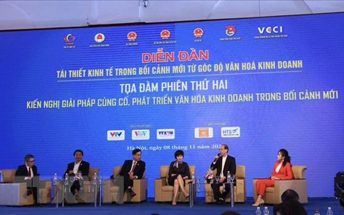 Representantes en el foro “Reconstrucción económica en un nuevo contexto desde la perspectiva de la cultura empresarial”. (Fotografía: VNA)