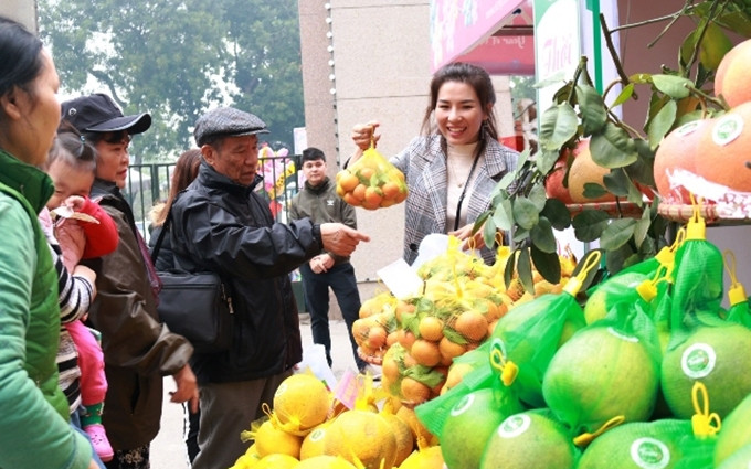 Un puesto de productos agricolas en la feria.