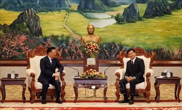  Dinh Tien Dung, secretario del Comité del Partido Comunista de Vietnam en Hanoi (I), se reúne con el secretario general del Partido Popular Revolucionario y presidente de Laos, Thongloun Sisoulith (D) (Fuente: VNA)