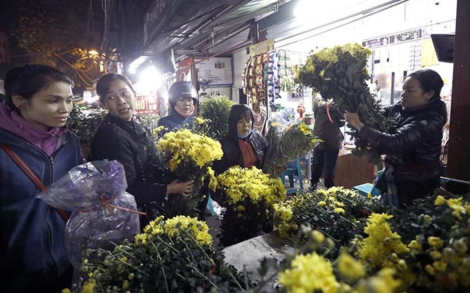 En los días normales, el mercado está abierto desde la medianoche, pero en vísperas del Tet lo hace más temprano, entre las 9 y las 10 pm.