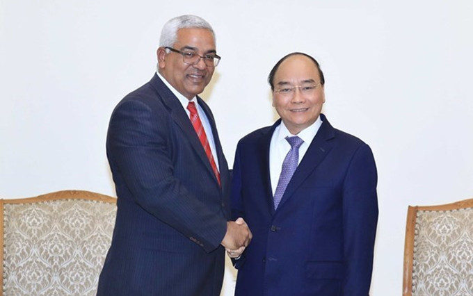 El primer ministro de Vietnam, Nguyen Xuan Phuc,(D) recibe al ministro cubano de Justicia, Oscar Manuel Silveira Martínez. (Fotografía: VNA)