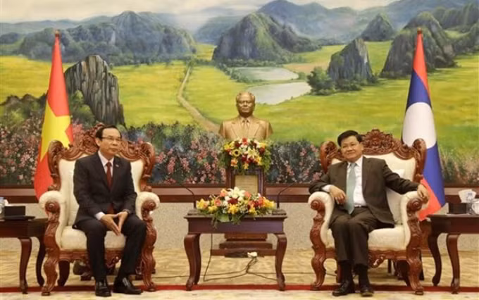  El secretario general del Partido Popular Revolucionario y presidente de Laos, Thongloun Sisoulith (D), recibe a Nguyen Van Nen, secretario del Partido Comunista de Vietnam en Ciudad Ho Chi Minh (Foto: VNA)