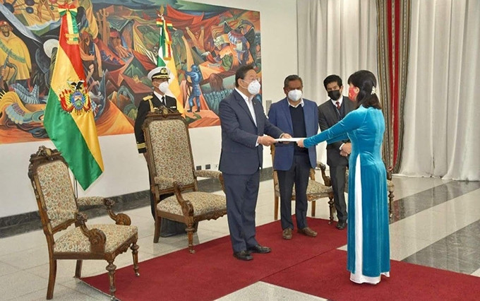 La embajadora de Vietnam en Brasil concurrente en Bolivia, Pham Thi Kim Hoa, presenta sus cartas credenciales al presidente del Estado Plurinacional de Bolivia, Luis Alberto Arce Catacora. (Fotografía: baoquocte.vn)