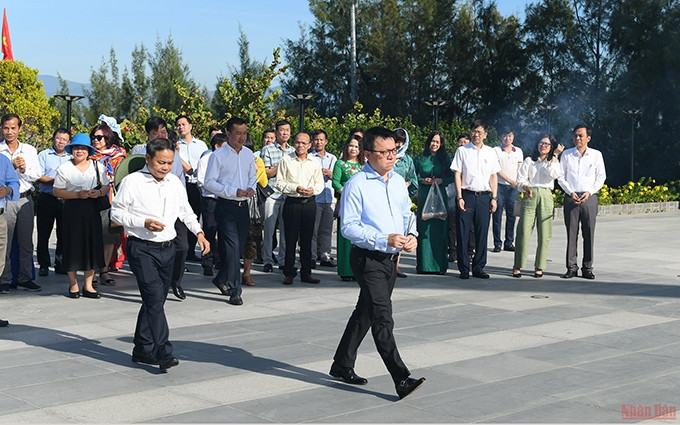 La delegación del periódico Nhan Dan, encabezada por su jefe de redacción, Le Quoc Minh ofrece incienso en homenaje a los mártires. (Fotografía: Nhan Dan)