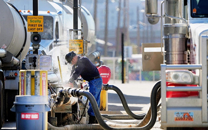 Un camión transporta petróleo crudo a una refinería en Estados Unidos. (Fotografía: VNA)