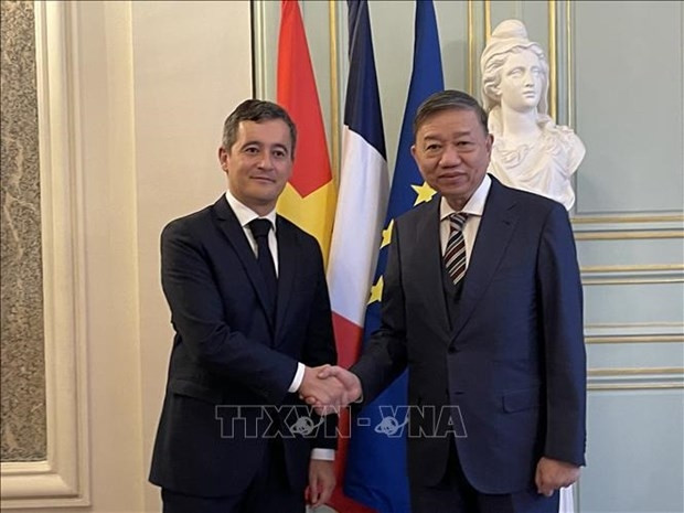 El ministro del Interior de Francia, Gérald Darmanin, recibe al ministro vietnamita de Seguridad Pública, To Lam. (Fotografía: VNA)