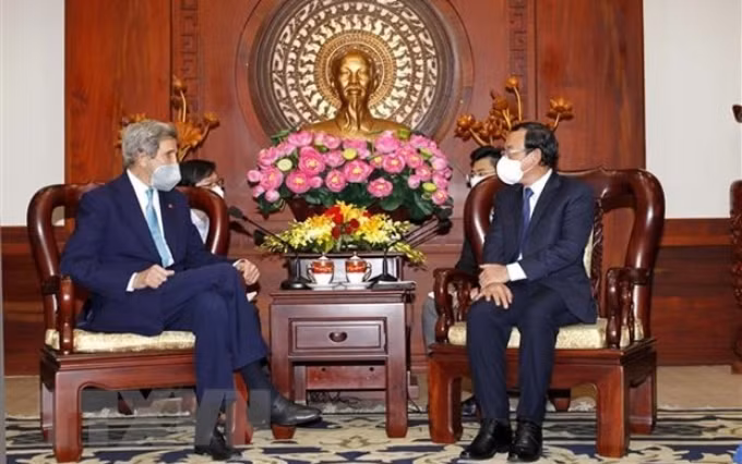 El miembro del Buró Político y secretario del Comité del Partido Comunista en Ciudad Ho Chi Minh, Nguyen Van Nen, recibe a John Kerry, enviado especial presidencial de Estados Unidos para el clima (Fuente: VNA)