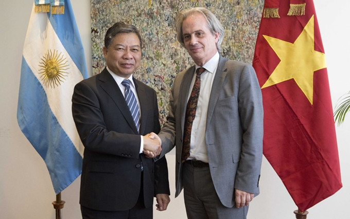 Nguyen Huy Tang (izquierda) y Pablo Tetamantti. (Fotografía: VNA)
