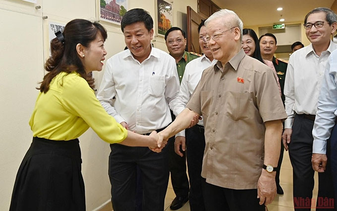 El secretario general del PCV, Nguyen Phu Trong, se reúne con votantes. (Fotografía: Nhan Dan)