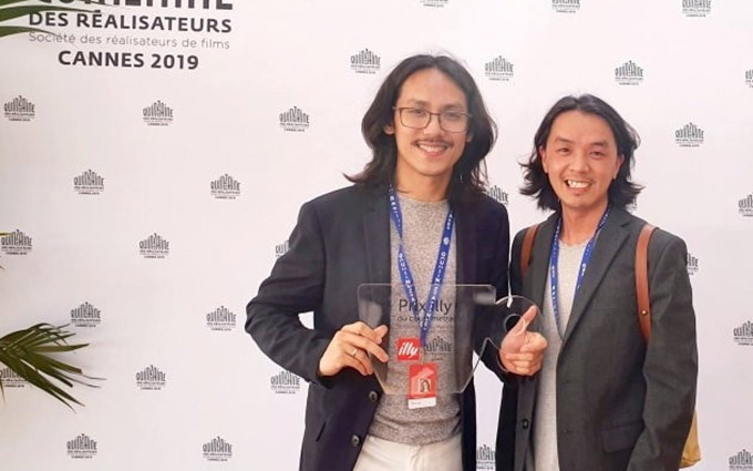 El director Pham Thien An (I) y su colega en el Festival de Cine de Cannes. (Fotografía: thanhnien.vn)