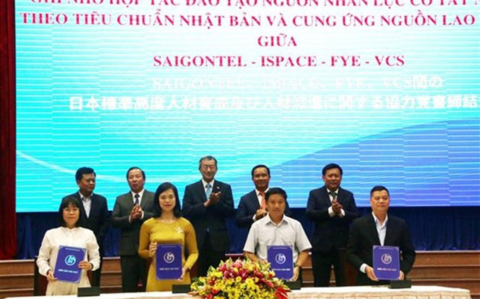 Representantes de las empresas japonesas y agencias relevantes de Long An firman acuerdos de cooperación. (Fotografía: VNA)