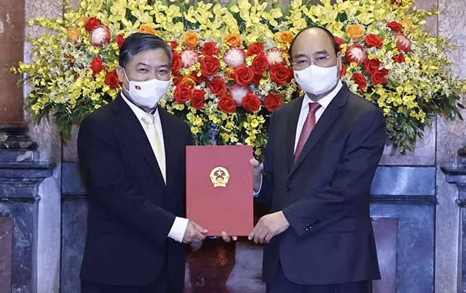 El presidente de Vietnam, Nguyen Xuan Phuc (derecha), entrega la decisión que designa a Nguyen Huy Tang como embajador de Hanói en Camboya. (Fotografía: VGP)