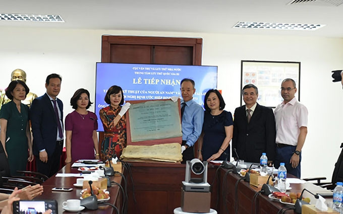 Los vietnamitas en ultramar entregan materiales al Centro Nacional de Archivos III. 
