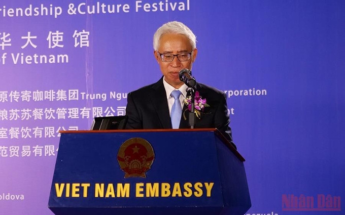 El embajador de Vietnam en China, Pham Sao Mai, habla en el evento. (Fotografía: Nhan Dan)