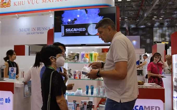 En la exposición. (Fotografía: VNA)