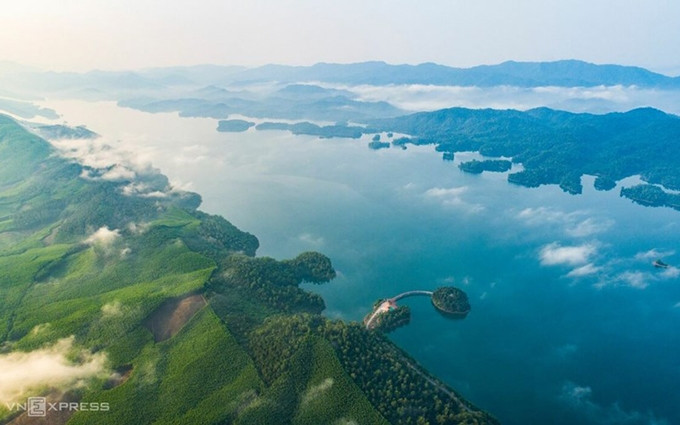 El lago Ke Go, en la comuna de Cam My del distrito de Cam Xuyen, provincia de Ha Tinh, constituye una obra artificial famosa diseñada por un arquitecto francés con casi 30 kilómetros de largo y una capacidad de más de 300 millones de metros cúbicos de agua. (Fotografía: vnexpress.net)