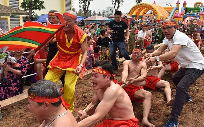Peculiar juego de soga en posición sentada del templo Tran Vu