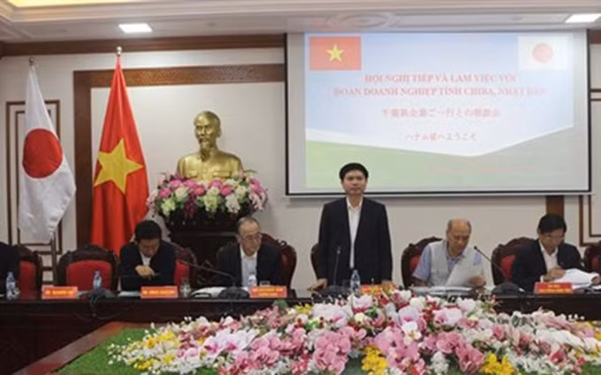 Truong Quoc Huy, vicepresidente del Comité Popular provincial habla en la reunión (Fuente: VNA)