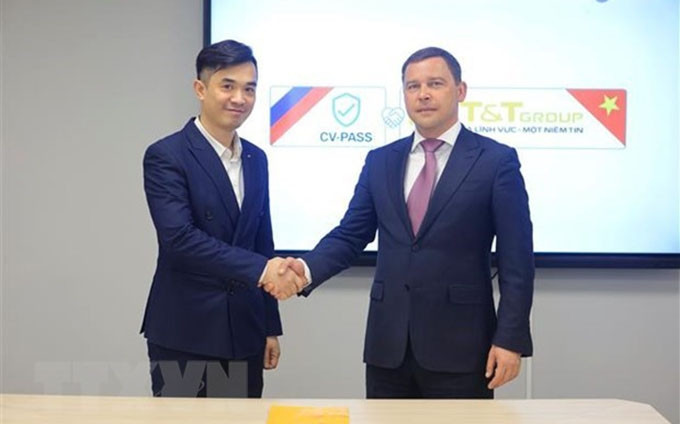 Representantes vietnamita y ruso en la firma del memorando de entendimiento. (Fotografía: VNA)