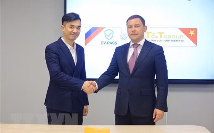 Representantes vietnamita y ruso en la firma del memorando de entendimiento. (Fotografía: VNA)