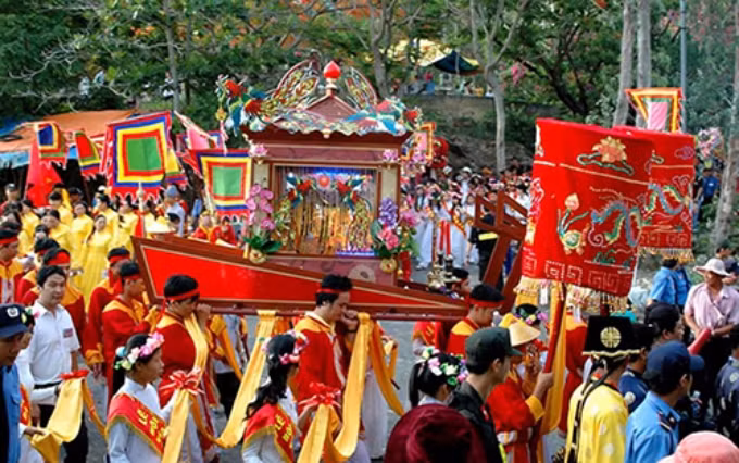 El Festival de Templo Ba Chua Xu en la montaña Sam.