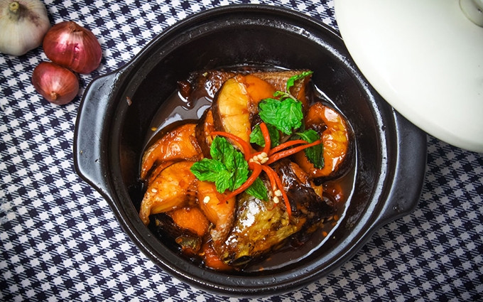 Pescado cocinado a fuego lento con leche de coco