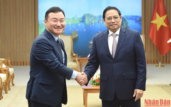 El primer ministro de Vietnam, Pham Minh Chinh (derecha), recibe al director general del grupo Samsung, Roh Tae-moon. (Fotografía: Nhan Dan)