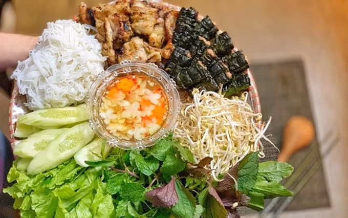 Una ración de 'Bun cha', que incluye fideos de arroz con carne de cerdo a la parrilla y hierbas frescas. (Fotografía: VNA)