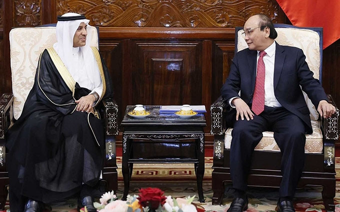 El presidente vietnamita, Nguyen Xuan Phuc (D), conversa con el embajador saudí Saud F.M AlSuwelim. (Fotografía: VNA)